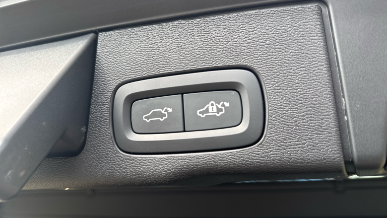 Volvo XC60 2.0 B5P Plus Black Edition 5dr AWD Geartronic Petrol Estate